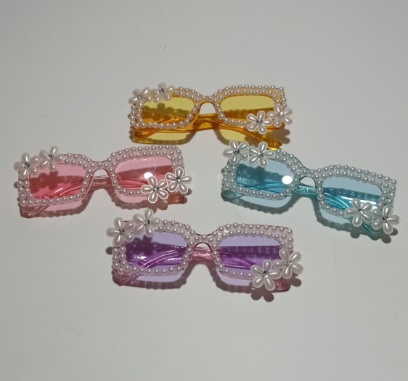 Lentes con flores blancas y perlas