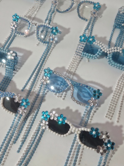 Lentes bordados con tiras de strass