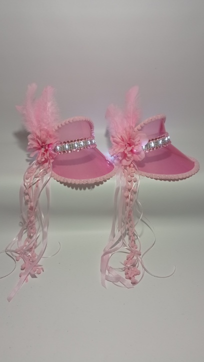 Viseras con flor y plumas bordadas con gemas