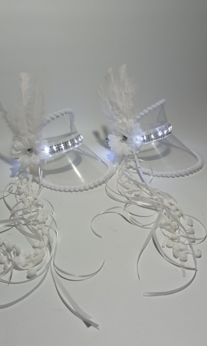 Visera con flor y plumas