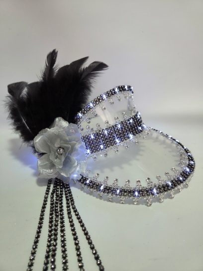 Visera strass con flor y plumas