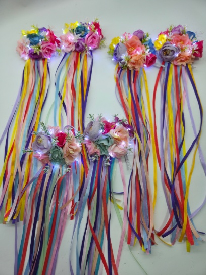 Brazaletes con flores y flecos de cintas y perlas