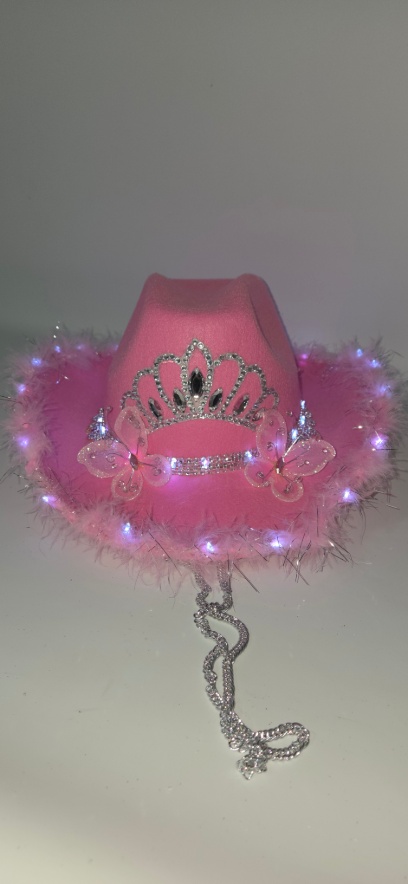 Cowboy con boa con corona y mariposas