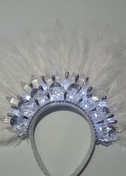 Vincha cristal con gemas y plumas