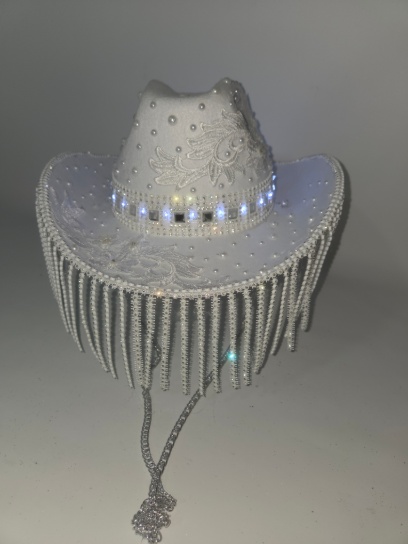 Cowboy con flecos de strass, con apliques, espejitos, y bordado con perlas