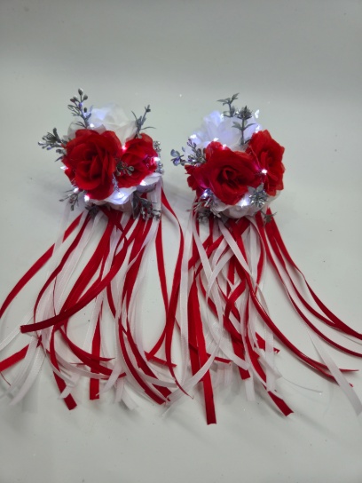 Muñequeras con flores y flecos de cintas