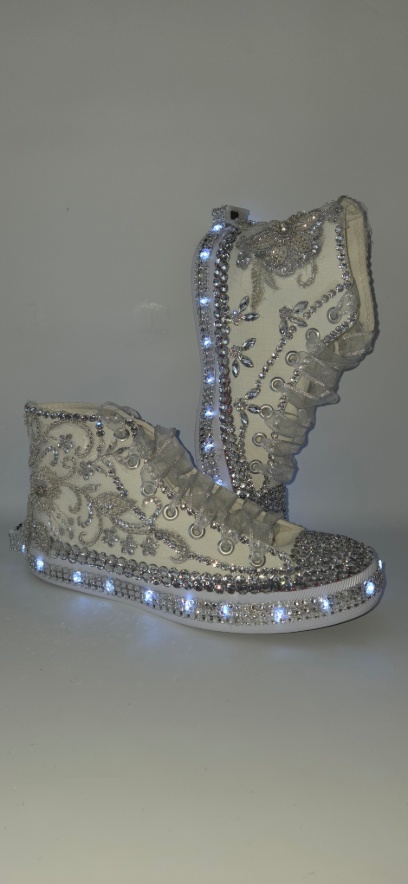 Zapatillas bordada con apliques.
