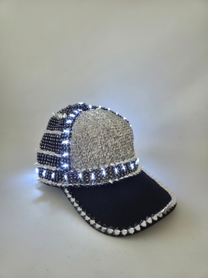 Gorra bordada con tachas