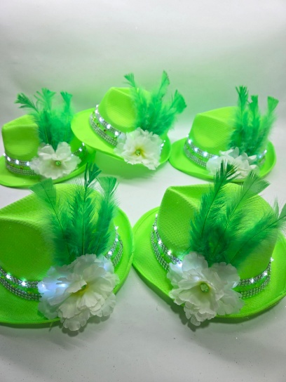 Tanguero verde con flor y plumas