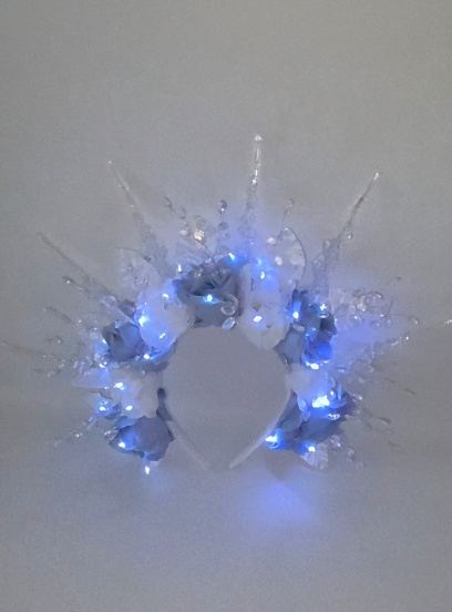 Vincha con flores, perlas y caireles