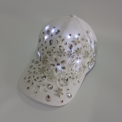 Gorra con aplique bordada