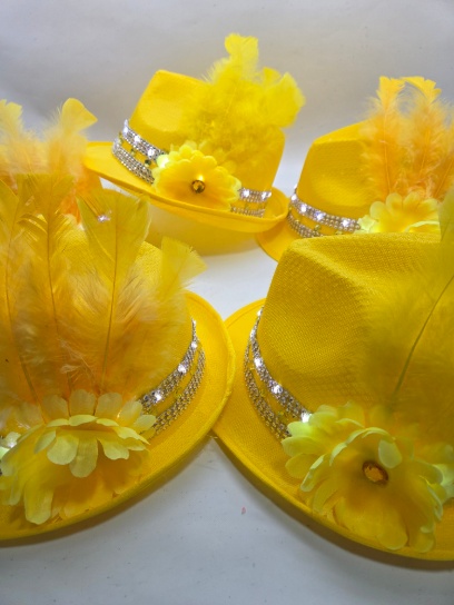 Tangueros amarillo con flor, plumas y gemas