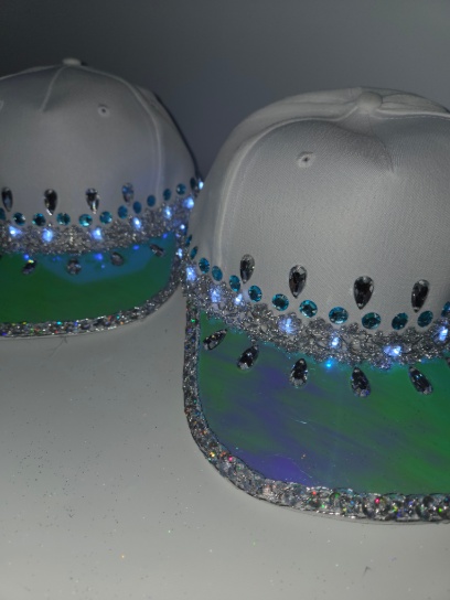 Gorras con viseras brillantes decoradas