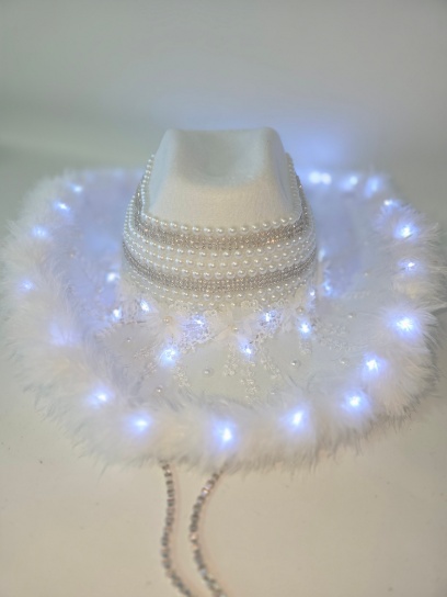 Cowboy bordado con perlas, strass, boa, y aplique de flores
