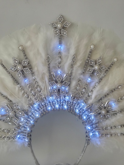 Vincha desflecada con filigranas y plumas