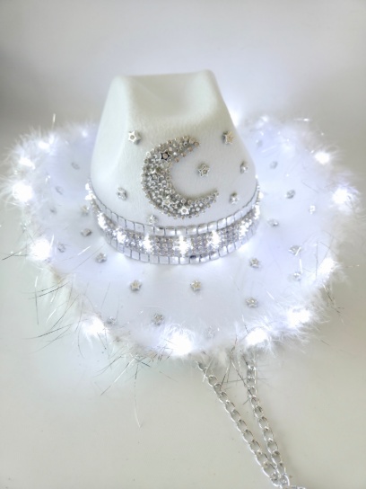 Cowboy bordado con boa y detalles de luna y estrellas