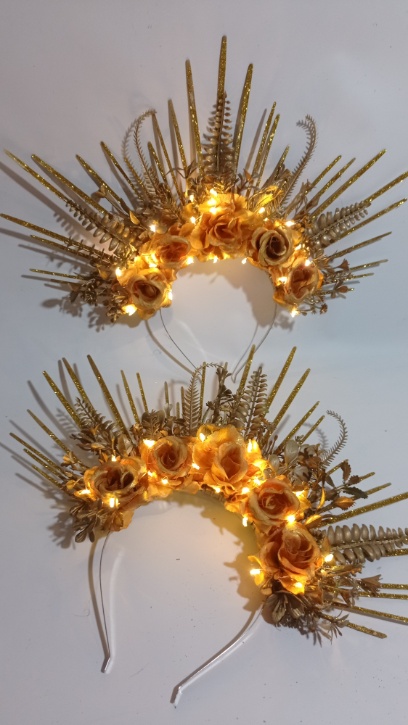 Vincha desflecada  con flores y follaje en dorado
