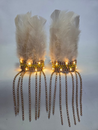 Muñequeras con plumas y flecos